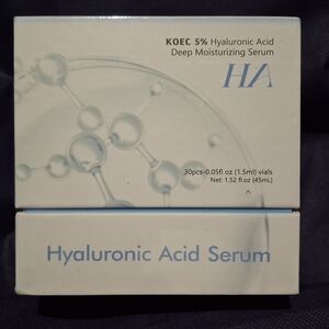 Hyaluronic Acid Serum – White and Light Blue Moisturizing Serum